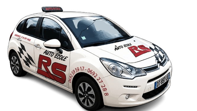 La Citroën C3 blanche d'AUTO ÉCOLE RS, avec son panneau de toit, le logo RS rouge et le damier sur l'aile.